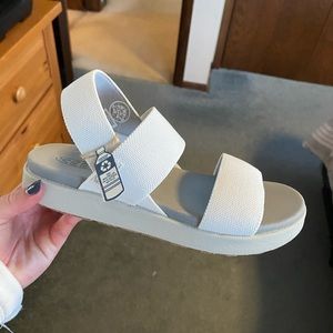 Keen sandals size 7